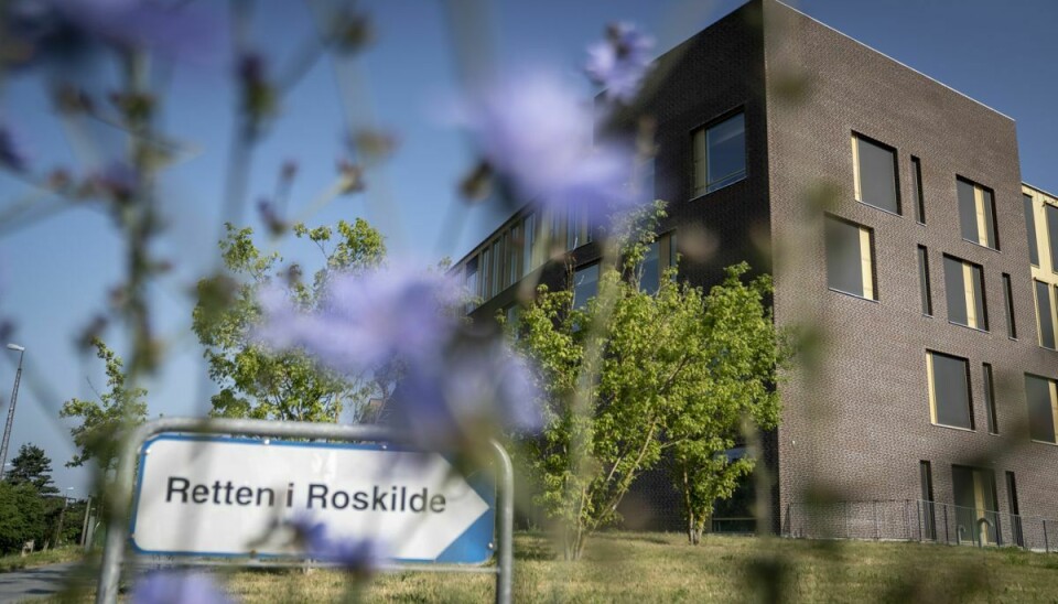 Retten i Roskilde har bestemt, at to mænd skal sidde varetægtsfængslet frem til 12. august. Ifølge sigtelsen tvang tre mænd en 14-årig pige til at indtage alkohol, tage sit tøj af og udføre oralsex på to af mændene. (Arkivfoto).