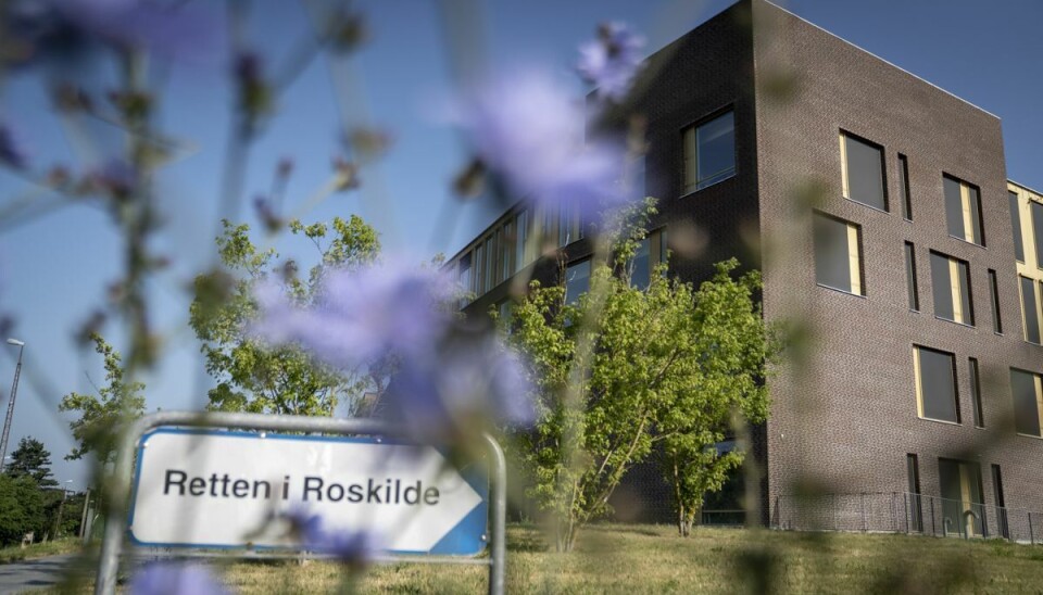 Retten i Roskilde har bestemt, at to mænd skal sidde varetægtsfængslet frem til 12. august. Ifølge sigtelsen tvang tre mænd en 14-årig pige til at indtage alkohol, tage sit tøj af og udføre oralsex på to af mændene. (Arkivfoto). Retten i Roskilde har bestemt, at to mænd skal sidde varetægtsfængslet frem til 12. august. Ifølge sigtelsen tvang tre mænd en 14-årig pige til at indtage alkohol, tage sit tøj af og udføre oralsex på to af mændene. (Arkivfoto).
