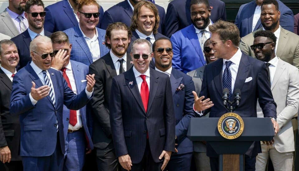 NFL-mesteren Tom Brady leverede flere punchlines på talerstolen i Det Hvide Hus med præsident Joe Biden til stede. Foto: Drew Angerer