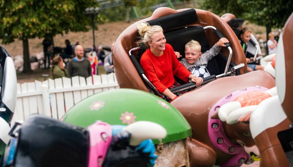 Det var i denne karrusel 'Rodeo' den 10-årige kom alvorligt til skade. Personerne på billedet har intet at gøre med den aktuelle ulykke.