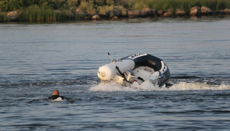 Manden svømmede ud til sin båd, der selv sejlede rundt på vandet. Foto: presse-fotos.dk
