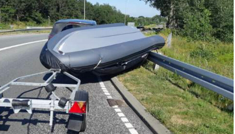 En uheldig bilist mistede pludselig trailer og båd i en rundkørsel.