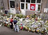 Et enormt blomsterhav ligger på stedet hvor Peter R. de Vries blev skudt den 6. juli.