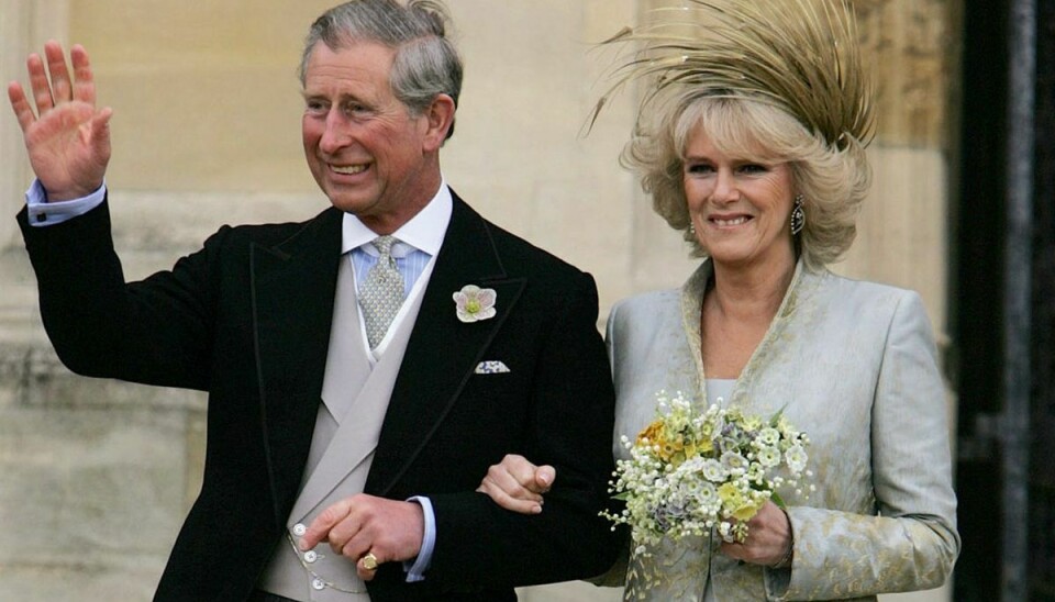 Hertuginde Camilla blev gift med Storbritanniens tronarving, prins Charles, i april 2005. Efter parret havde sagt ja til hinanden, fortsatte fejringen ved en reception, som prinsens mor og hertugindens svigermor, dronning Elizabeth, var vært for. Her blev der ifølge BBC serveret sandwich med æg og karse, scones og andre traditionelle britiske småretter. (Arkivfoto)