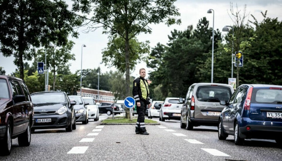 Det kniber med at overholde færdselsloven, når danske forældre afleverer deres børn i skole. Politiet har konstateret 7700 forseelser ved på tre uger, hvilket er 1000 flere, end der blev konstateret på fire uger i 2019. (Arkivfoto) Foto: Mads Claus Rasmussen/Scanpix