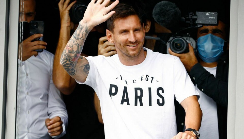Lionel Messi vinker til PSG-tilhængere, som tirsdag var mødt op i Le Bourget-lufthavnen for at tage imod ham. Allerede inden skiftet blev bekræftet, har PSG de seneste dage fået langt over én million nye følgere på sociale medier.