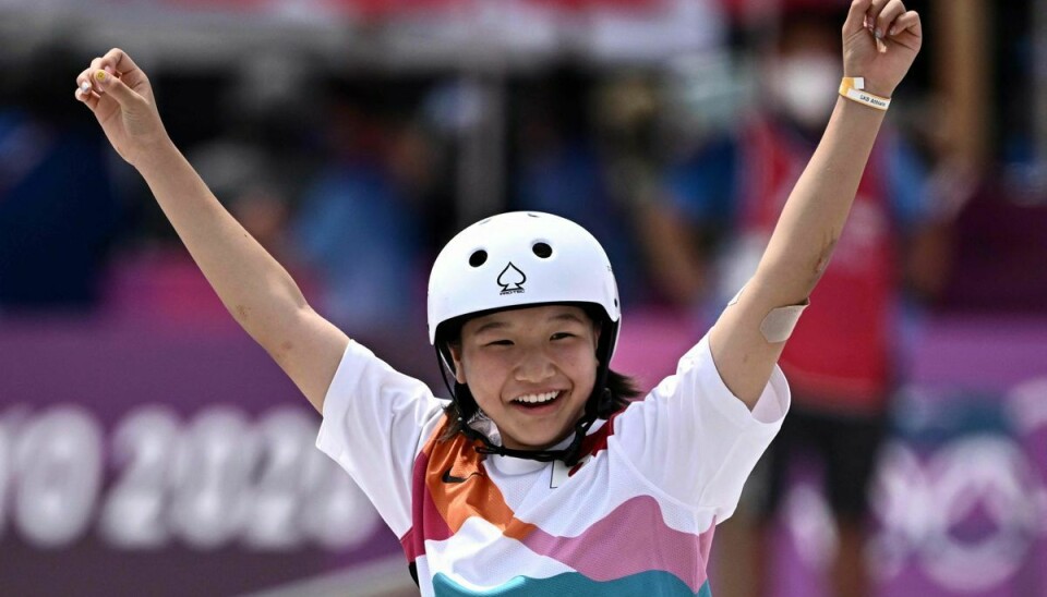 13-årige Momiji Nishiya er den første olympiske mester i street skateboard.