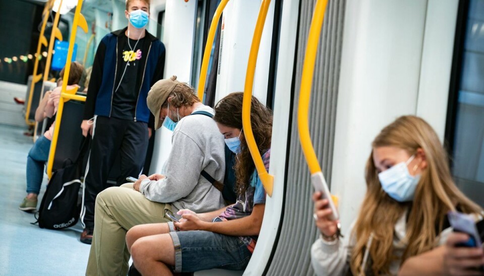 Sundhedsstyrelsen fjernede tidligere i denne uge anbefalingen om at holde en meters afstanden, og det er baggrunden for, at der fra lørdag ikke længere er krav om mundbind i kollektiv transport.