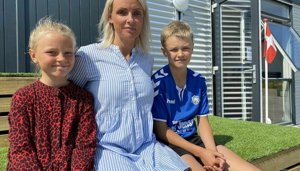 Thea Clausen er en af de, der har valgt Min Friskole til sine børn, så de kan gå hele deres skoletid på samme skole. Foto: TV2 Østjylland.