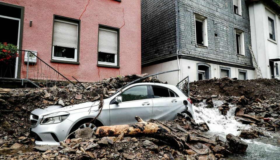 Skadede biler er også et almindeligt syn i området ved North Rhine-Westphalen efter oversvømmelserne.