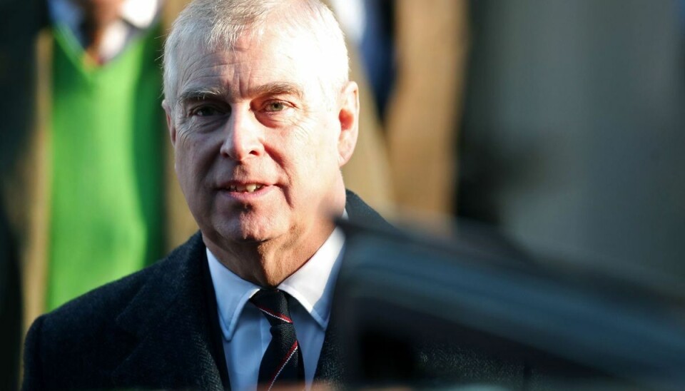 Prins Andrew er tilsyneladende ikke interesseret i at tage imod retsdokumenterne i forbindelse med sex-anklagerne fra Virginia Guiffre imod ham Prins Andrew er tilsyneladende ikke interesseret i at tage imod retsdokumenterne i forbindelse med sex-anklagerne fra Virginia Guiffre imod ham