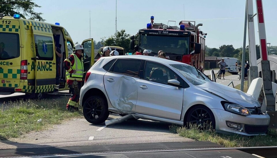 Et tog har påkørt en personbil i en jernbaneoverskæring. Foto: Presse-fotos.dk