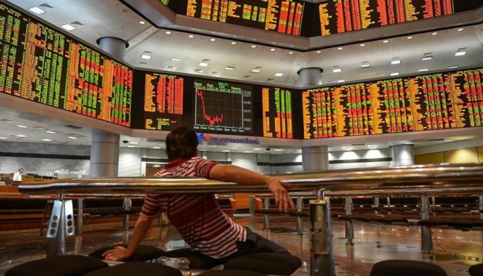 Det kinesiske aktiemarked er for anden gang på kort tid blevet suspenderet på grund af et fald på over syv. Det sender chokbølger kloden over – som her i Kuala Lumpur. Foto: MOHD RASFAN/Scanpix