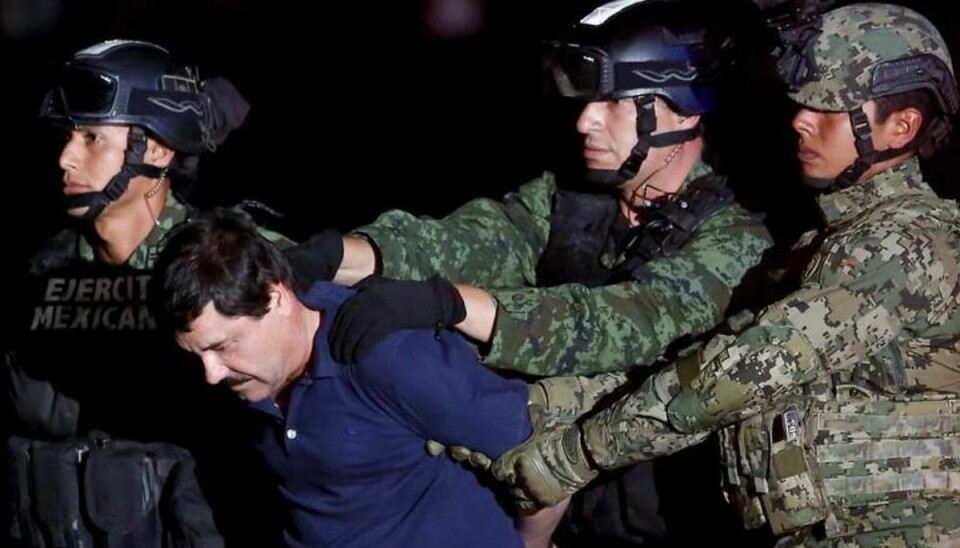 Den berygtede narko-baron, Joaquin “El Chapo” Guzman, blivber her ført væk af soldater, da han blev anholdt i Mexico. Foto: Tomas Bravo/Scanpix.