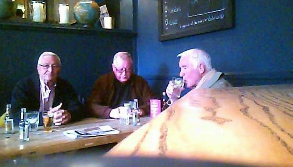 Her sidder John Collins, 75, Terry Perkins, 67, og Brian Reader, 76 og køler svælget på en engelsk pub. Tre uger inden var de med til at bryde ind i boksen i Hatton Garden. Foto: London Met Police