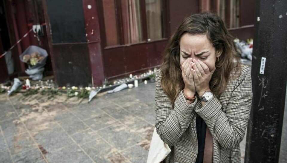 En mand er blevet anholdt for direkte forbindelse til terror-angrebene i Paris den 13. november, hvor 130 mennesker mistede livet. Blandet andet her uden for en café, hvor 14 mistede livet. Arkivfoto: Scanpix