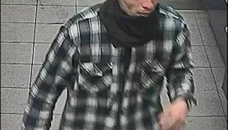 Genkender du denne røver? Politiet efterlyser manden her for et røveri i Rema 1000 i Glostrup. Foto: Politiet