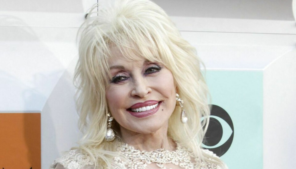 Dolly Parton har prøvet lidt af hvert. Nu kan hun også snart skrive romanforfatter på CV´et.