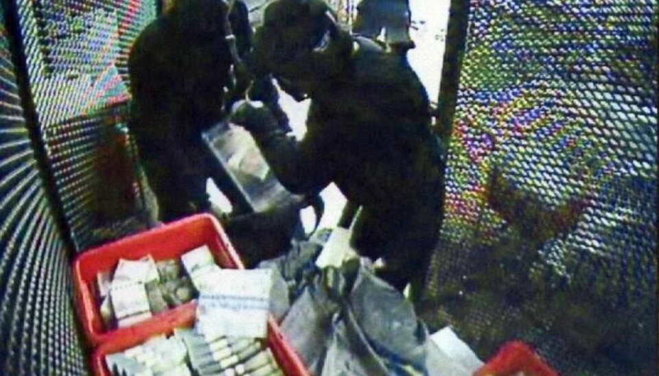 Mændene skaffede sig adgang til pengene ved at kravle ned gennem et ovenlysvindue med stiger. Foto: Handout fra svensk politi / Overvågning