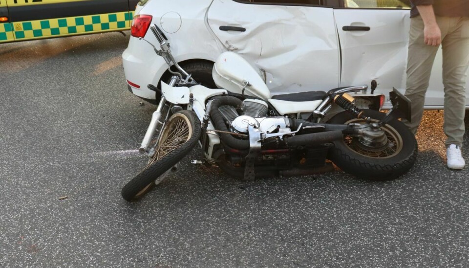 Manden på motorcyklen kørte direkte ind i den højre side på kvindens bil. Foto: presse-fotos.dk