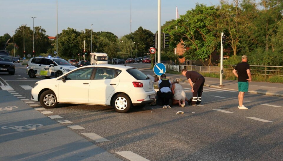 En person bliver tilset efter ulykken. Foto: Local Eyes