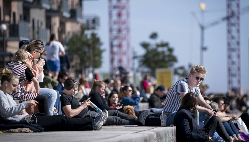 Mange steder kan det være en god idé at finde solbrillerne frem. Der kommer nemlig mere sol end regn mandag. Foto: Liselotte Sabroe/Ritzau Scanpix