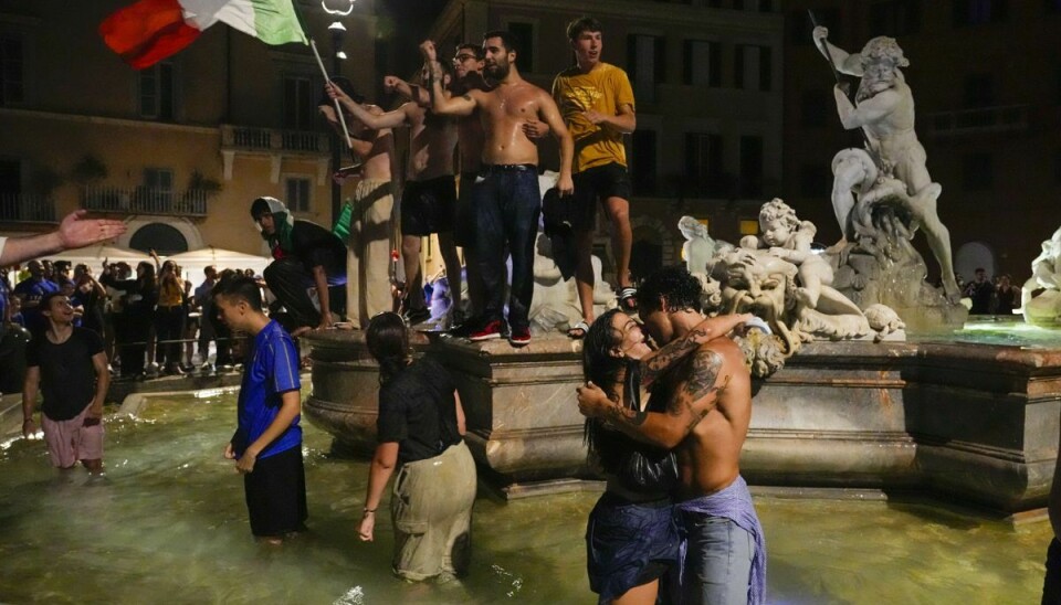 Italiens fodboldfans i Rom fejrer sejren over England i EM-finalen søndag aften. Finalen blev afgjort efter straffesparkskonkurrence.