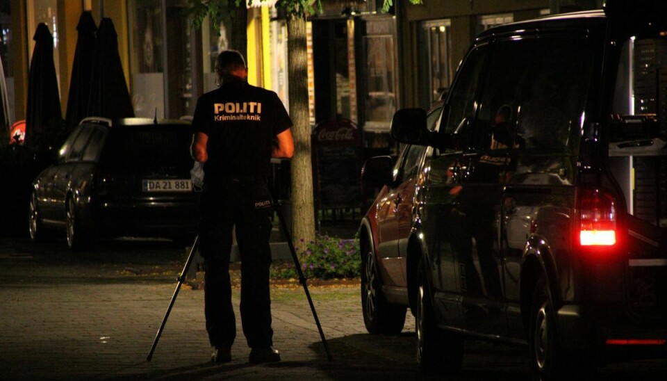 Kriminalteknikeren var kaldt ud til det afspærrede område i Store Heddinge i nat. Foto: presse-fotos.dk