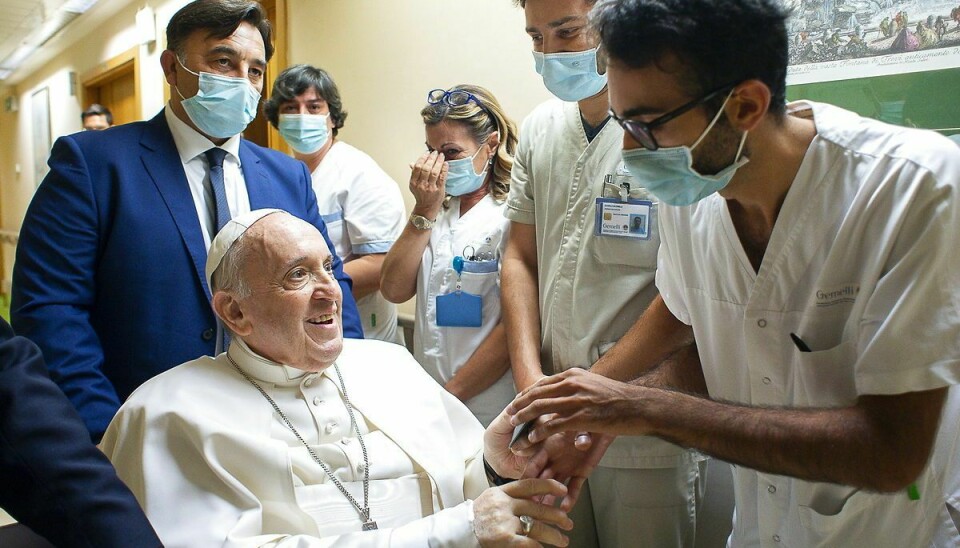 Pavens ophold på hospital forlænges efter operation
