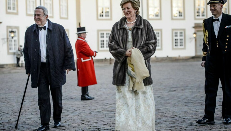 Ekskong Konstantin og eksdronning Anne-Marie ses her på Fredensborg Slot, da dronning Margrethe i 2015 fyldte 75. Parret lever i eksil i London. Nu viser det sig, at et af den græske kongefamiliens gamle slotte i Grækenland rummer en kæmpe skat af værdifuld vin og spiritus.