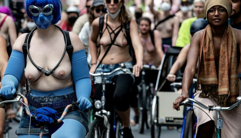 Efter en kvinde blev bedt om at dække sine bryster til i en offentlig park i Berlin, smed flere tøjet og hoppede på cyklerne i en demonstration for lighed for kroppe og køn. Foto: PAUL ZINKEN/RItzau Scanpix