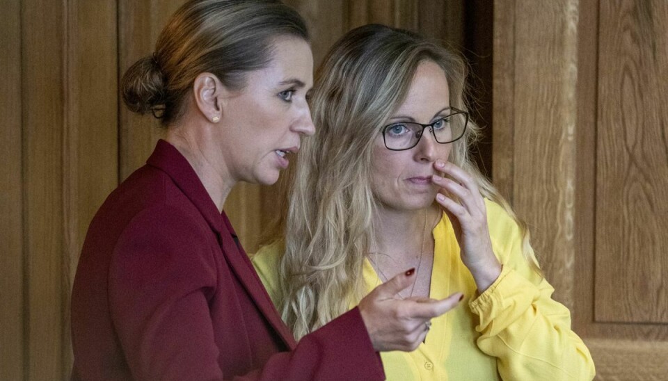 Tanja Larsson (S) står her med statsminister Mette Frederiksen (S) under en åbningsdebatten i Folketinget i 2019. Nu beklager boligordføreren sit bolig-rod.