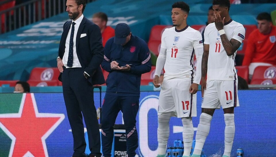 Marcus Rashford (til højre) og Jadon Sancho (i midten) er sammen med Englands Bukayo Saka blevet udsat for racisme på de sociale medier, efter at de alle tre brændte deres straffespark i EM-finalen mod Italien.