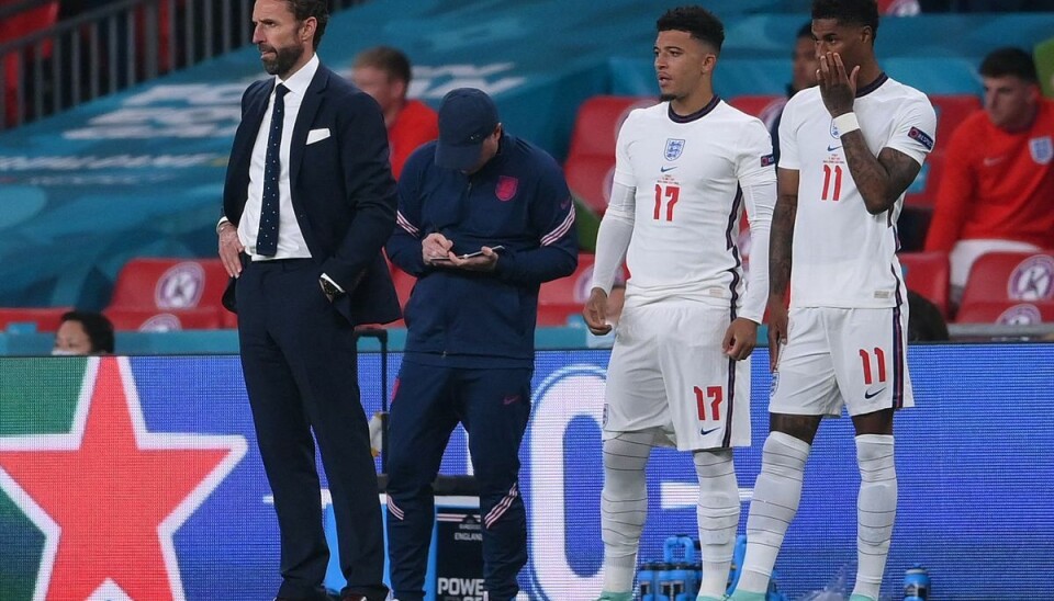 Marcus Rashford (til højre) og Jadon Sancho (i midten) er sammen med Englands Bukayo Saka blevet udsat for racisme på de sociale medier, efter at de alle tre brændte deres straffespark i EM-finalen mod Italien. Marcus Rashford (til højre) og Jadon Sancho (i midten) er sammen med Englands Bukayo Saka blevet udsat for racisme på de sociale medier, efter at de alle tre brændte deres straffespark i EM-finalen mod Italien.