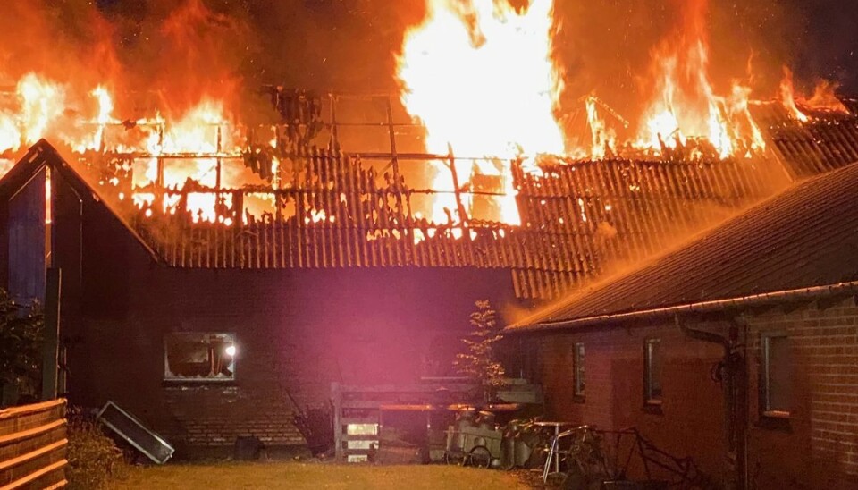 De to sidebygninger til landejendommen stod ikke til at redde. Det gjorde de to gamle biler på ejendommen heller ikke. Foto: presse-fotos.dk De to sidebygninger til landejendommen stod ikke til at redde. Det gjorde de to gamle biler på ejendommen heller ikke. Foto: presse-fotos.dk