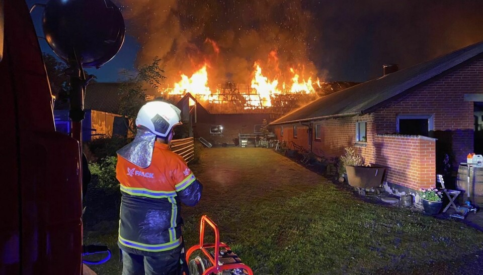 Brandfolkene har natten over arbejdet på at slukke for branden på gården. Foto: presse-fotos.dk