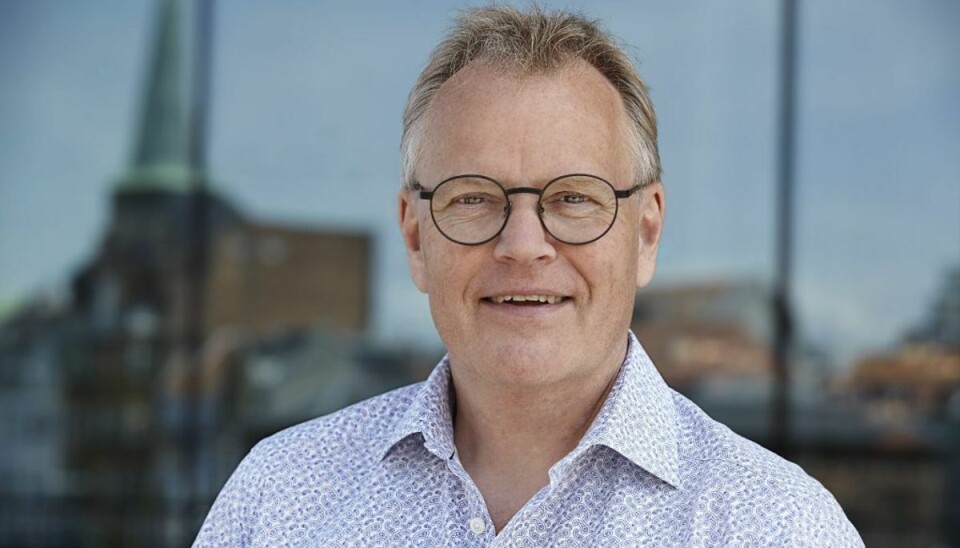 Vejrvært hos DR Søren Jacobsen fylder 60 år den 2. september. Denne sommer har han, sammen med andre vejrværter hos DR, været på ø-hop i Danmark for at præsentere sommervejret. – Foto: Steen Klitgaard Jaacks/Free. Vejrvært hos DR Søren Jacobsen fylder 60 år den 2. september. Denne sommer har han, sammen med andre vejrværter hos DR, været på ø-hop i Danmark for at præsentere sommervejret. – Foto: Steen Klitgaard Jaacks/Free.