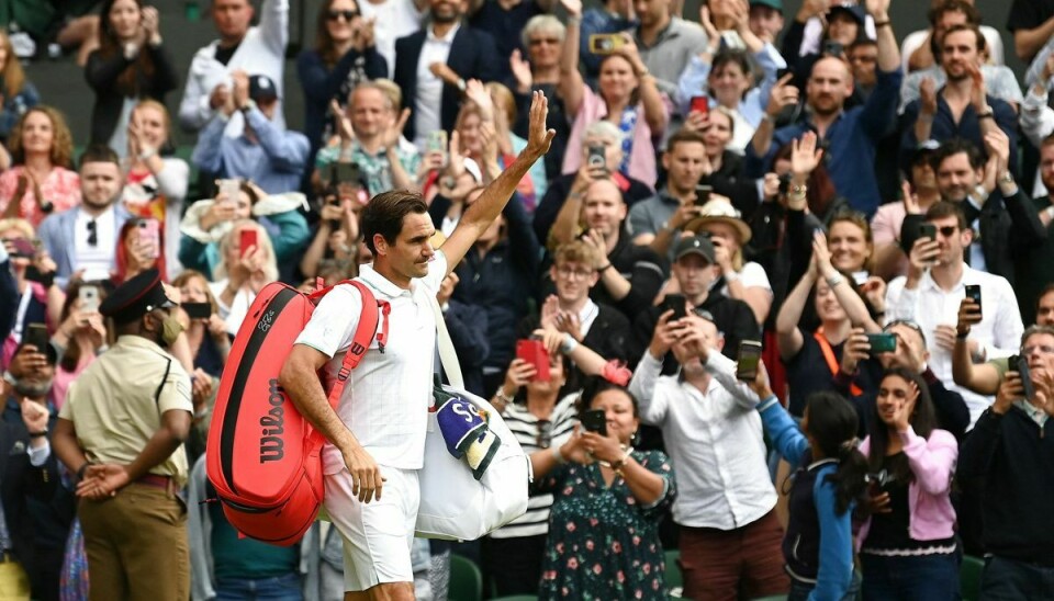 Roger Federer siger farvel til Centre Court - måske for sidste gang. Foto: Glyn KIRK / AFP