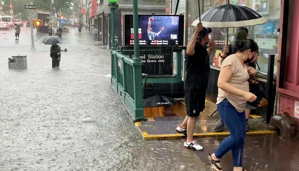New York 8. juni. Vandmasser i gaderne.