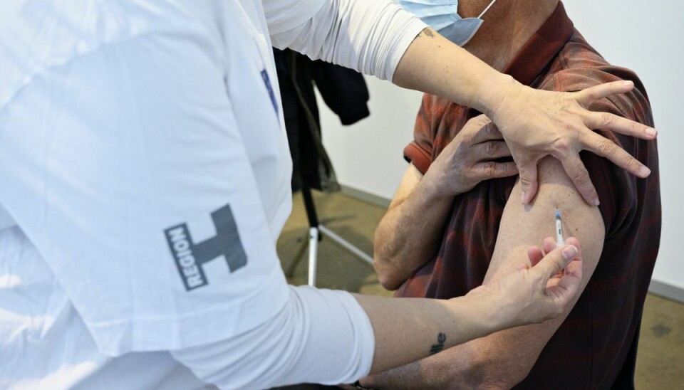 Regionerne opfordrer borgerne til at bestille tid til vaccination, for der er mange vacciner, men tusindvis af ledige tider over hele landet. Det kan forsinke udrulningen, hvis tiderne ikke bliver booket. (Arkivfoto) Regionerne opfordrer borgerne til at bestille tid til vaccination, for der er mange vacciner, men tusindvis af ledige tider over hele landet. Det kan forsinke udrulningen, hvis tiderne ikke bliver booket. (Arkivfoto)