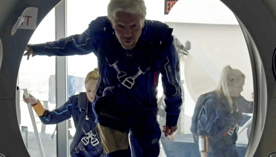 Richard Branson og Virgin Galactic-crew members på vej ind i VSS Unity. Richard Branson og Virgin Galactic-crew members på vej ind i VSS Unity.