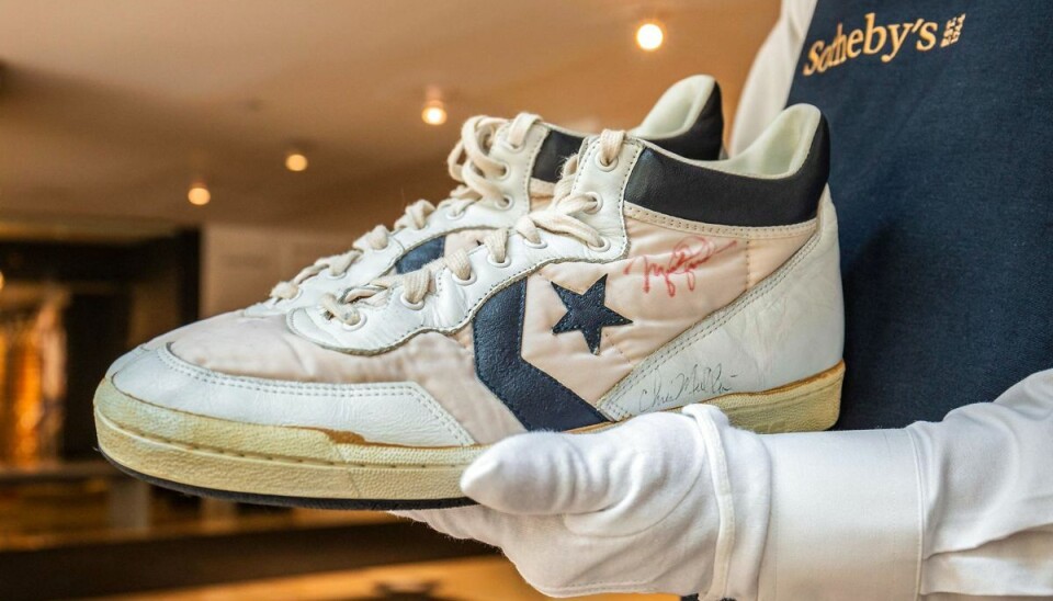 Sportsstjerners sko på auktion Michael Jordans Converse-sko havde han på, da han som 21-årig konkurrerede om at komme til OL i 1984. Foto: SOTHEBY'S / AFP