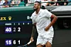 I lørdags måtte Nick Kyrgios trække sig fra Wimbledon i tredje runde med mavesmerter.