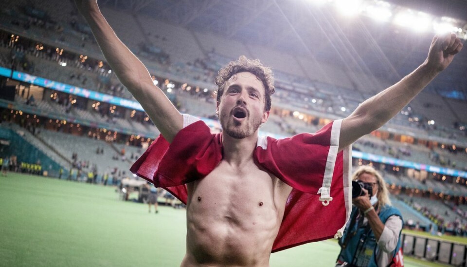 Thomas Delaney hyldes her af de danske fans i Baku efter kvartfinalesejren. Midtbanespillerens fansang er på melodien 'Can't take my eyes off you' af Frankie Valli og handler blandt andet om, at Delaney har noget lækkert hår. Thomas Delaney hyldes her af de danske fans i Baku efter kvartfinalesejren. Midtbanespillerens fansang er på melodien 'Can't take my eyes off you' af Frankie Valli og handler blandt andet om, at Delaney har noget lækkert hår.