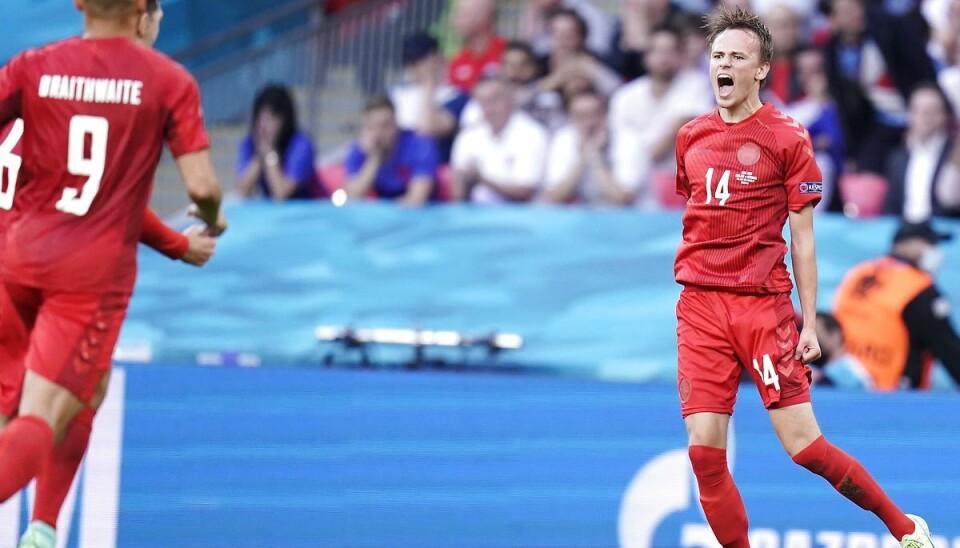 LIGE NU! Drømmemål af Damsgaard Mikkel Damsgaard har scoret til 1-0 på Wembley