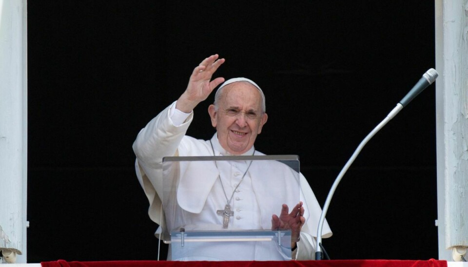 Pave Frans hilste som vanligt til troende på Peterspladsen fra sit vindue i Vatikanet søndag. Senere samme dag gennemgik han en planlagt operation. (Arkivfoto).