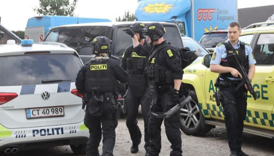 Alle tavse efter skyderi Politiet rykkede talstærkt ud lørdag aften. Foto: Presse-fotos.dk