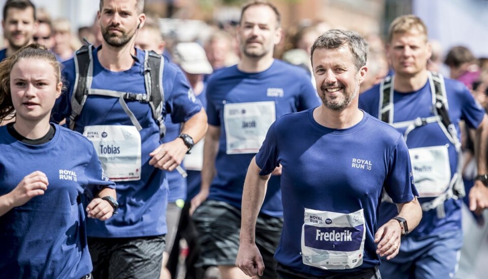 Motionsløbet Royal Run, der har kronprins Frederik som prominent deltager, skulle i 2021 også have været afholdt i Grønland. Men krav om fem dages karantæne gør løbsarrangørerne ude af stand til at gennemføre løbet på det ønskede niveau. (Arkivfoto). Motionsløbet Royal Run, der har kronprins Frederik som prominent deltager, skulle i 2021 også have været afholdt i Grønland. Men krav om fem dages karantæne gør løbsarrangørerne ude af stand til at gennemføre løbet på det ønskede niveau. (Arkivfoto).