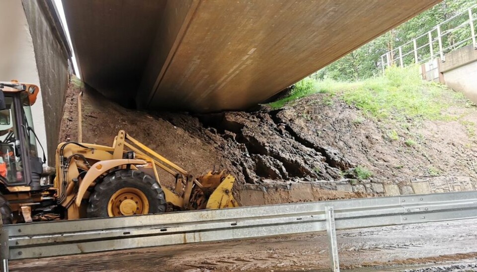 Trafikken er bliver ledt udenom Sejsvej ved Silkeborg som følge af et jordskred.