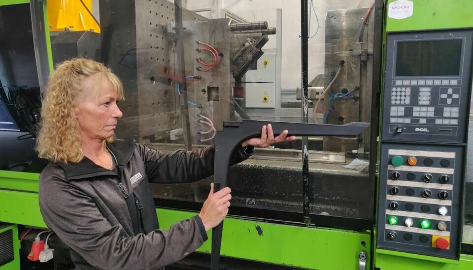 Helle Søgaard kontrollerer en af Basers parasolfødder i produktionslokalerne i Galten. Baser har 12 ansatte beskæftiget i produktionen, som efter sommerferien udvides med en ny støbemaskine, der kan spytte Basers parasoller ud. Foto: Baser